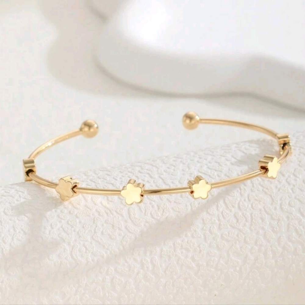 Elegant Gold Clover Cuff Bracelet